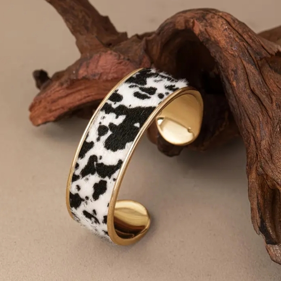 Stylish Black and White Cuff Bracelet - Picture 1 of 6